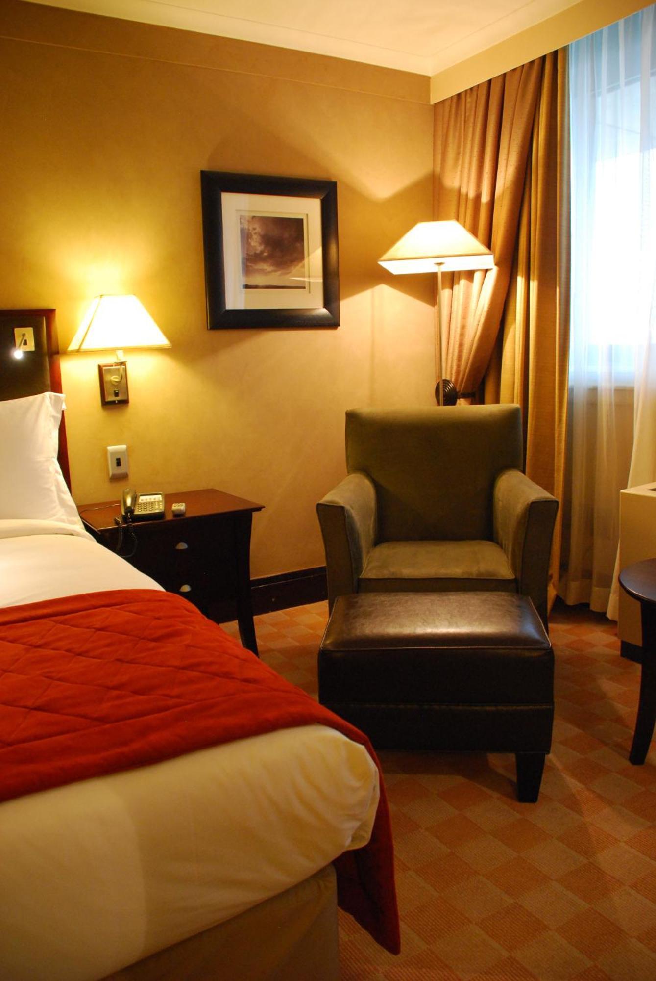 Southern Sun Or Tambo International Airport Kempton Park Exterior foto A room at a hotel